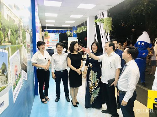 Phó Tổng cục trưởng TCDL Hà Văn Siêu cùng các đại biểu tham quan gian hàng của Hanoitourist tại Hội chợ năm 2020
